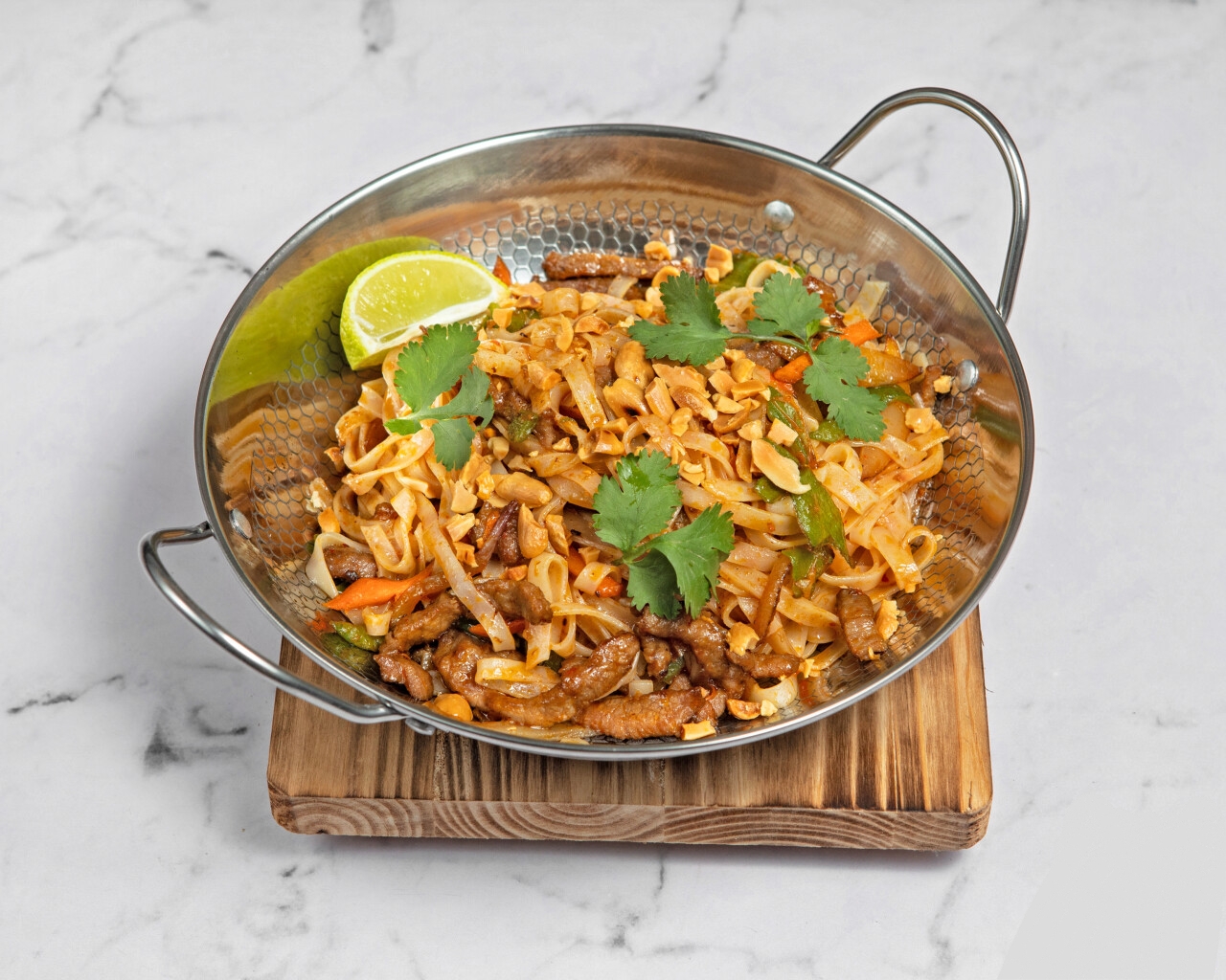 Pad Thai de ternera y verduras con cacahuetes tostados