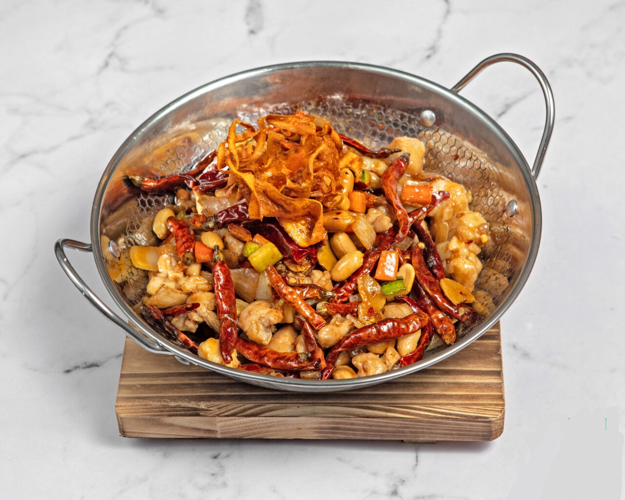 Pollo Gong Bao tradicional con cacahuetes y chiles